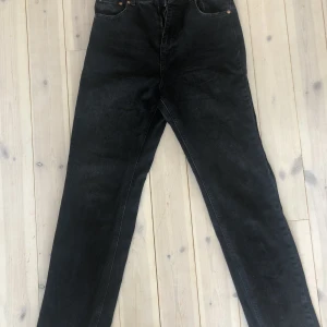 NA-KD - Svarta jeans från NA-KD. Vida i benen och tighta upptill! Supersnygga!! Tyvärr lite små för mig. 