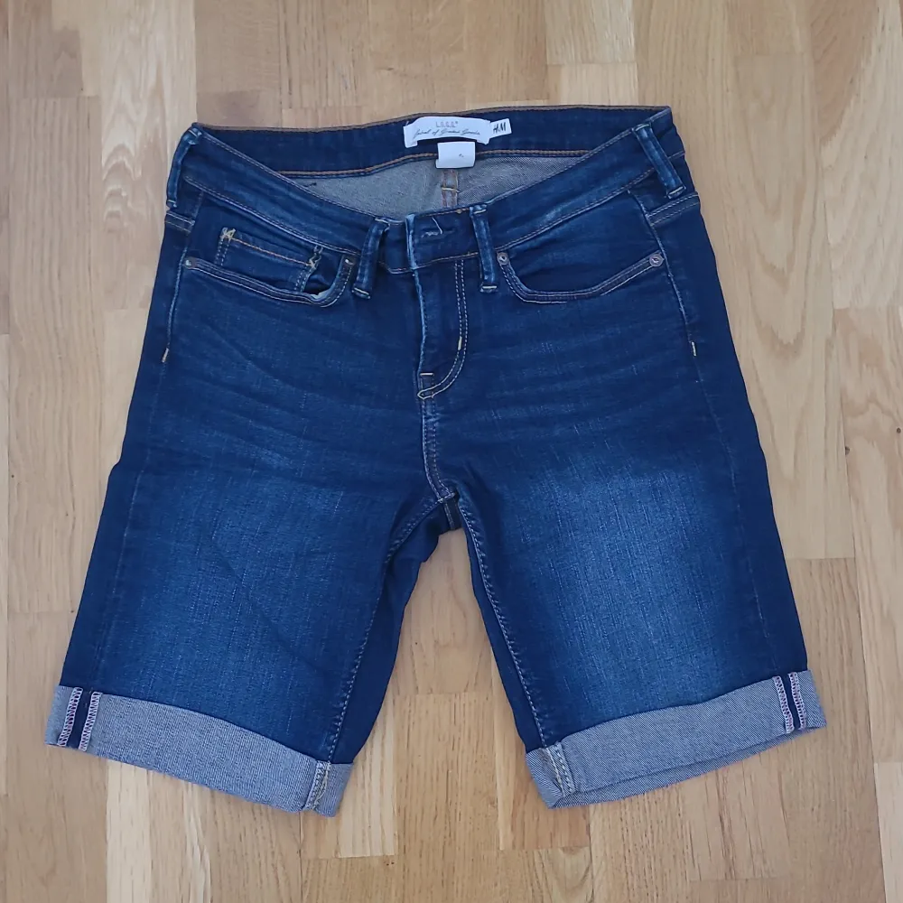 Lågmidjade jeansshorts från H&M i storlek 28. Kan fraktas men köparen står för frakten 💗. Shorts.