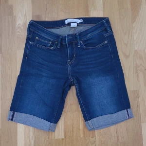 Lågmidjade jeansshorts - Lågmidjade jeansshorts från H&M i storlek 28. Kan fraktas men köparen står för frakten 💗