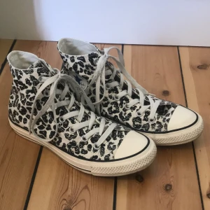 Converse skor - Ett par svartvita converse med typ leopardmönster som jag köpte på stadsmissionen för ett par år sedan 🤍🖤De har aldrig riktigt kommit till användning vilket är varför jag säljer dem. Stl 39 🌸Använd köp nu eller skriv vid köp💕