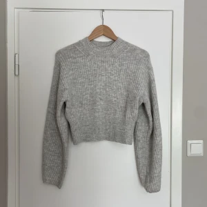 Grå stickad tröja  - Från Weekday, går in lite vid midjan och ger en snygg lite boxigare överst 
