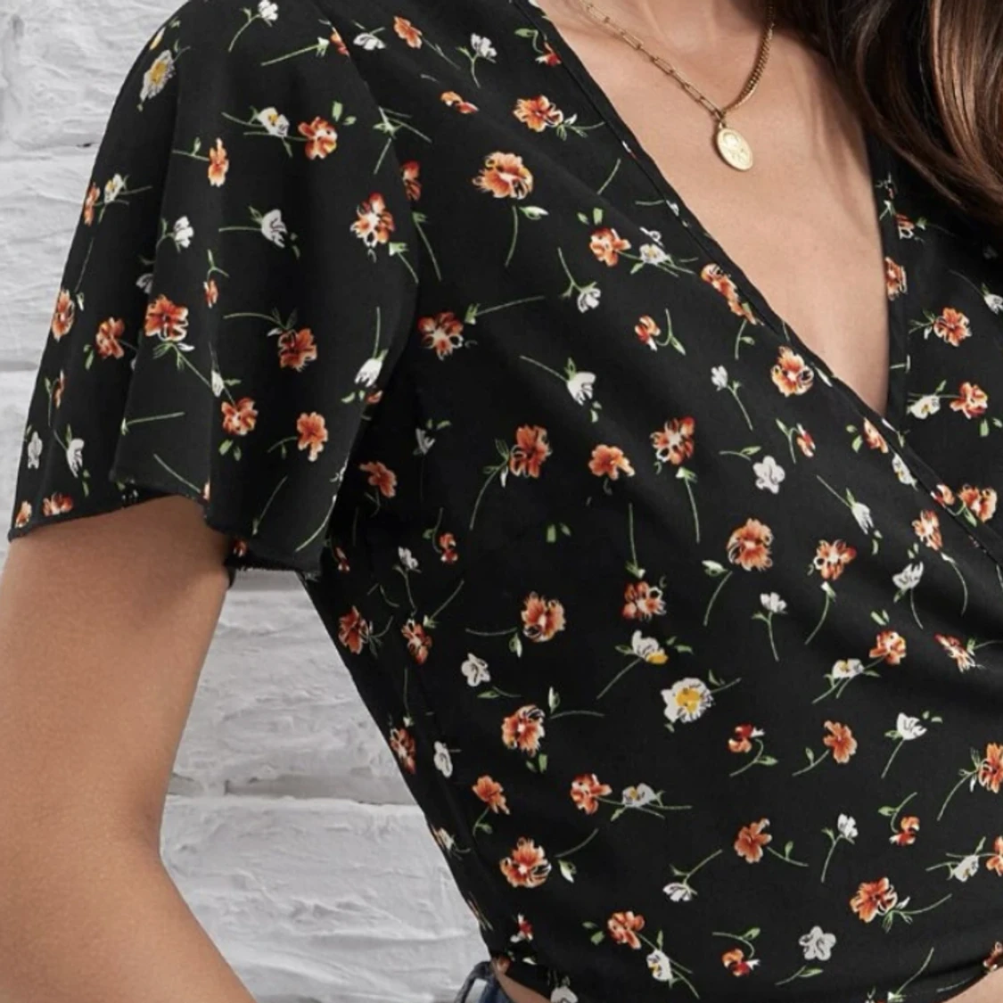 Svart, blommig, wrap-around topp - 90