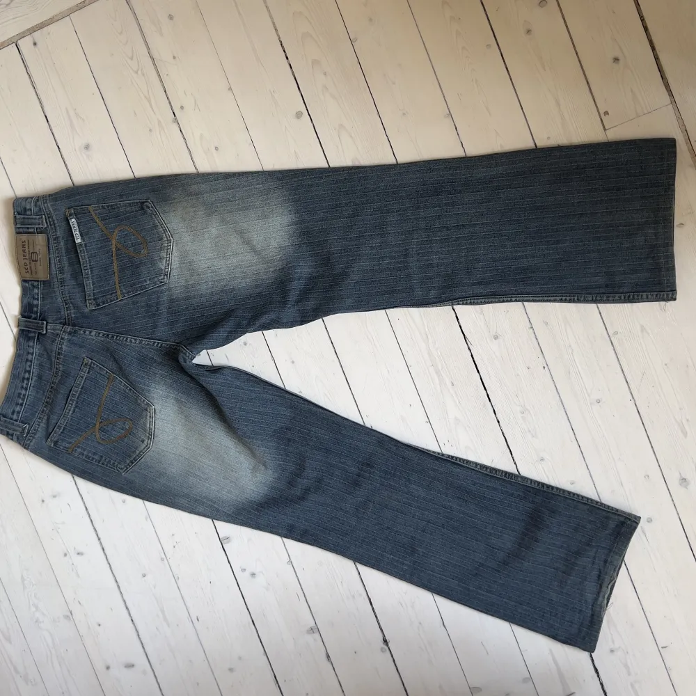  innerben: 79 cm midja: 90 cm Vintage jeans med snygg avslappnad passform och ”vävda” så att det är diskreta ränder. Köpta i Belgrad. 100 %bommul. Jeans & Byxor.