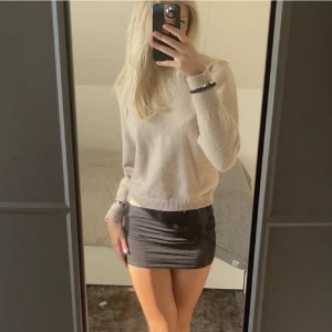 Stickad tröja  - Superfin stickad tröja från ”Dazy” som tyvärr inte längre kommer till användning, stl S🫶🏽🤩