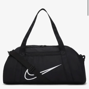 Träningsväska - Träningsväska från Nike (24L). Bra skick! (Nypris 449kr) Hör av er vid minsta intresse eller funderingar 💓 gratis spårbar frakt till och med den 25 juni📦