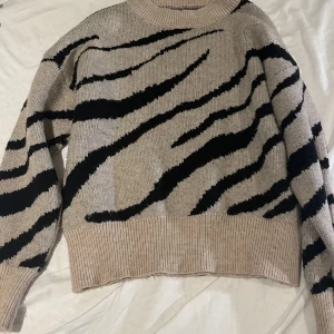 Mönstrad sweatshirt  - Säljer en härlig sweatshirt som är mönstrad, så mysig nu för sommaren som överslag, använd 3 gånger, i storlek s