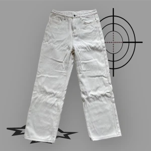 Vintage vita jeans  - Ett par krämvita jeans, raka ben. Med foder på insidan, värmer på vintern, lite tjockare i material än vanliga jeans. I fint skick, inga slitage eller fläckar. Står storlek L men ser ut som M. Mått: midja 36 cm, innerbenslängd 73 cm, benöppning 24 cm. 