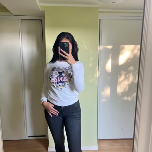 Kenzo sweatshirt  - Kenzo långärmad tröja i vit, använd 2-3 gånger. Nypris: 1999