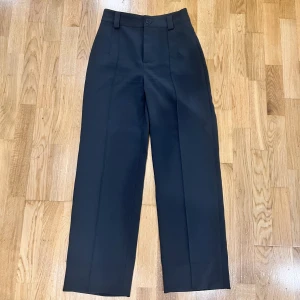 Kostymbyxor - Ett par mörkgröna kostymbyxor från Zara i storlek XS. Jag är 1.66 men de passar även någon strax över 1.70 då jag vikt upp dem 