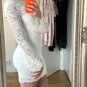 Säljer denna super söta och fina klänningen från veromoda!💕🤍❤️