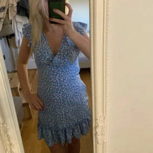 Sommarklänning - Storlek S. Kommer inte till användning annars är den jättefin! Tryck gärna på köp nu💞