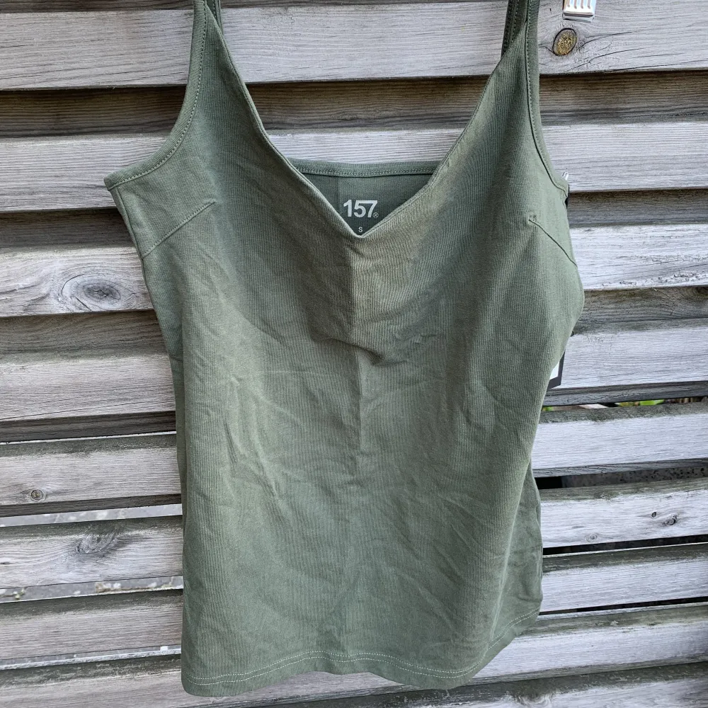 Olivgrönt linne från Lager 157 i strl S. Helt nytt med lappar! Köparen står för eventuella fraktkostnader. #Lager157. T-shirts.