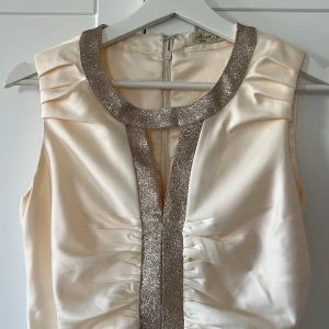 Beige klassisk klänning - Beige klassisk klänning i storlek 34-36. Använd en gång. 