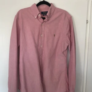 Ralph Lauren skjorta - Säljer min Ralph Lauren skjorta i storlek M för 650kr