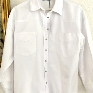 Zara skjorta EUR S - Zara skjorta i stl S. Vit stilren bomull. Ny oanvänd med etiketter kvar. Nypris 359kr.