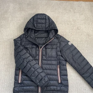 Moncler Douret jacka  - Säljer min Moncler Douret jacka som är i bra skick! Skick 8/10! Storlek 3 men passar S/M! Nypris ligger på 12500kr! Den är självklart äkta!  Hör gärna av dig om du har frågor!