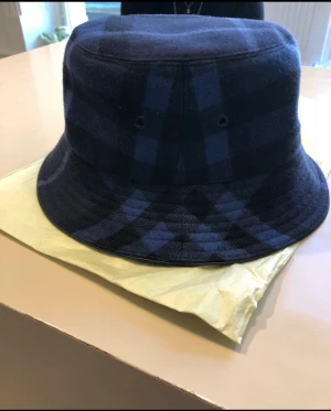 Limited edition burberry bukethat  - Oanvänd taggarna är fortfarande på  storlek L passar även M 