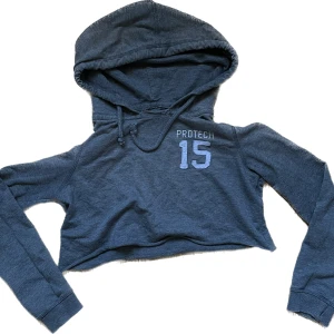 Cropad hoodie  - 🤍Köp 4 tröjor för 200kr + FRI FRAKT 🤍 eller 3 för 2 på alla plagg 