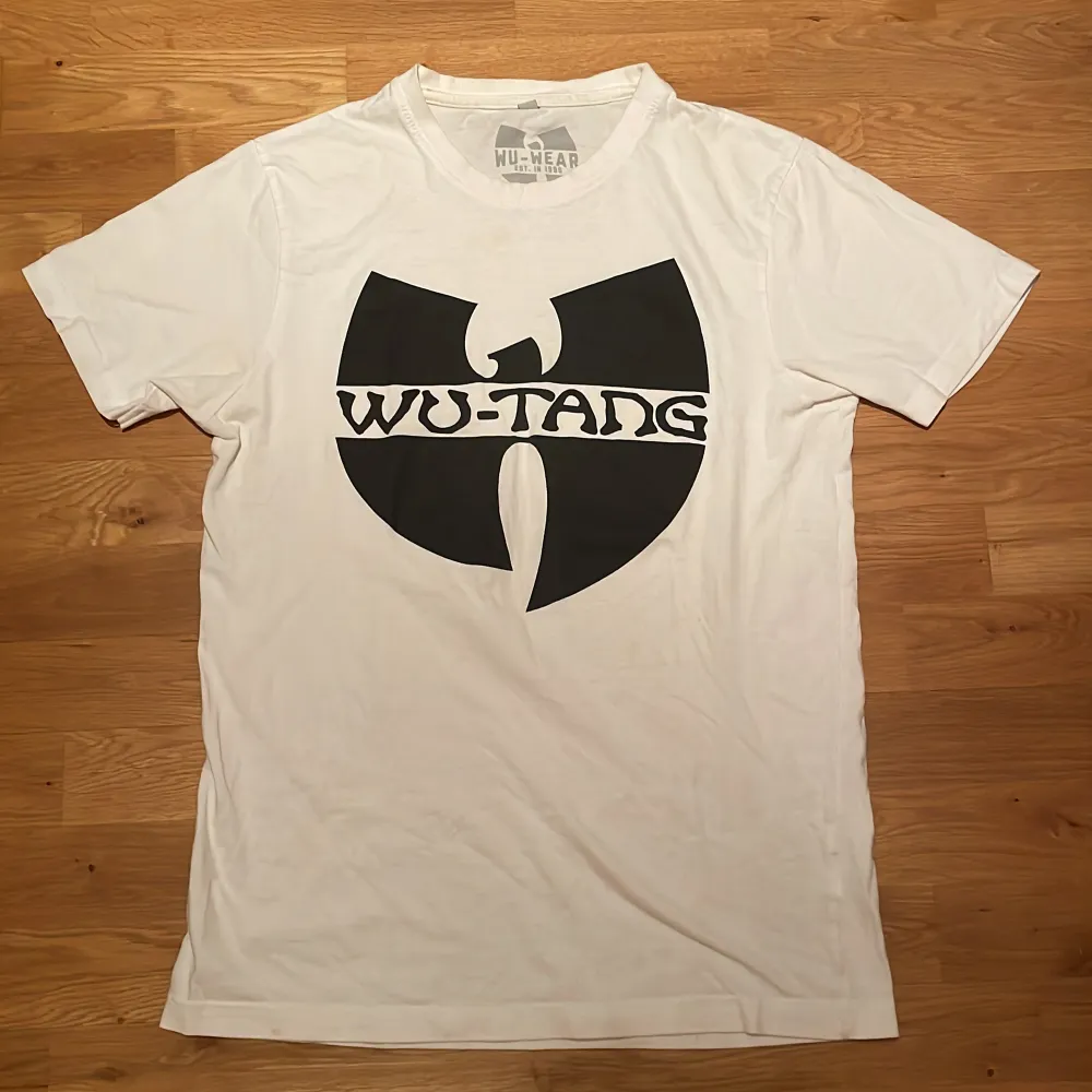 En vit Wu-Tang T-shirt som är i mycket bra skick! Säljer för kommer inte till användning.. T-shirts.