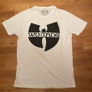 En vit Wu-Tang T-shirt som är i mycket bra skick! Säljer för kommer inte till användning.