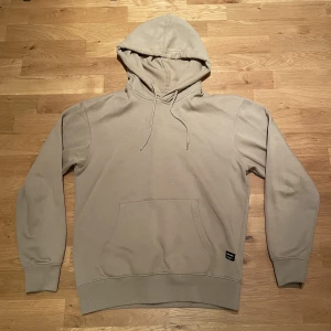 Hoodie - Beige hoodie från Jack & Jones. Ganska bra skick, 7/10. Säljer för använder inte längre.