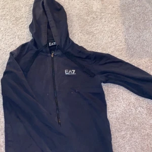 Armani zip hoodie - Armani zip hoodie i bra skick. Ända dåliga är att det är en fläck som är svår att få bort under loggan, men det går att lösa