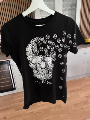 Philip plein t-shirt - Säljer denna mycket fina barn tröja, skulle gissa att den passar till 12-14 åringar.  Tröjan är äkta!  
