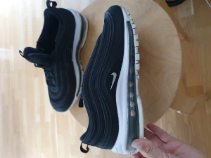 Nike Air Max 97 dam - Storlek 39. En aning små i storleken, passar bättre för dig med 38,5.  Skorna är använda några gånger men är i bra skick, lite smutsiga nedtill men utan slitningar.  Nypris 2149kr. 