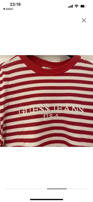 Äkta Asap Rocky Guess Jeans T-shirt - Äkta Asap Rocky Guess Jeans t-shirt i strl M. Sparsamt använd i fint skick.   Svår att få tag på! Passa på :) 