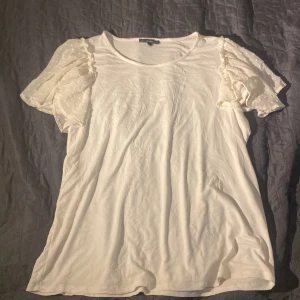 Blus - Aldrig använd blus. Jätte fint skick. Super fina detaljer runt axlarna. Storlek L. Säljs för 200 kr