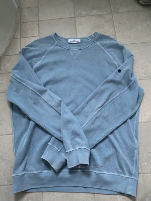 Stone Island Tröja - Säljer min ganska tunna Stone Island tröja som är perfekt året runt. Köpt på NK Stockholm för ca 3200. Använd ett fåtal gånger, skick 9/10