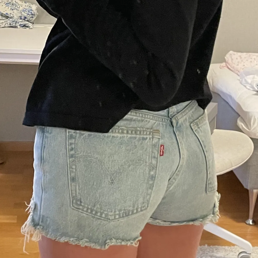 Säljer nu mina mycket sparsamt använda Levis 501 shorts pga av att de tyvärr är lite för små! Perfekt och somrig tvätt, om du vill se bilder är det bara att skriva!🥰💕. Shorts.