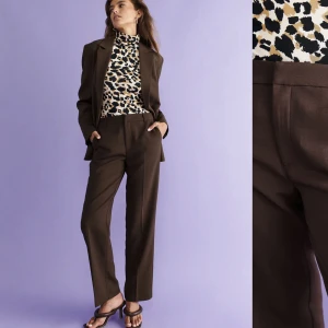 Bruna kostymbyxor - Bruna kostymbyxor från Gina. Köpta för 399 och aldrig använda (lapp kvar) då jag har ett par liknande som jag hellre använt.