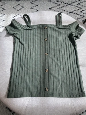 Grön topp - En oanvänd grön jättefin topp som har lappen kvar. Den är i storlek 146-152 och passar mig som är ca 150 cm lång. Den är i bra skick. Kontakta mig för fler bilder. 🤍🤍