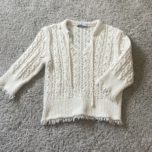 Stickad zara tröja - Jätte fin stickad tröja med kortare ärmar. Säljer pga inte kommer till användning och därav inga defekter heller. Storlek s men passar även m 