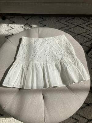 En superfin kjol som är i storlek xxs men ör som en 152💕 Den är i god skick och tvättas innan köp. Kontakta för fler bilder🤍