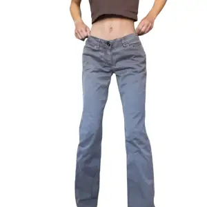 Svinsnygga låga jeans från Espirit! 🩶🤩Midjemått: 39cm Innerbenslängd: 78cm Midjehöjd: 20cm (från gren till knapp)! Superbra skick! Skriv om ni vill ha fler bilder 🥰