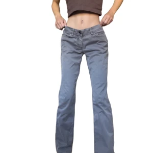 Gråa esprit jeans🤩 - Svinsnygga låga jeans från Espirit! 🩶🤩Midjemått: 39cm Innerbenslängd: 78cm Midjehöjd: 20cm (från gren till knapp)! Superbra skick! Skriv om ni vill ha fler bilder 🥰