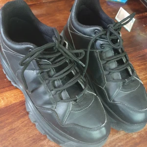 Chunky platåskor  - Chunky platåskor från Duffy! Använda fåtalet gånger och i väldigt fint skick! 