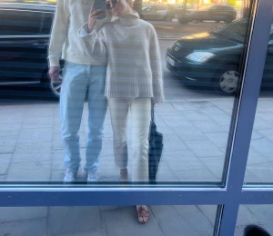 Jeans croppped  - Jeans off-white, cropped i modellen. Älskar dom! Men är för små. Finns inget att anmärka i skick. Köpare står för frakt 