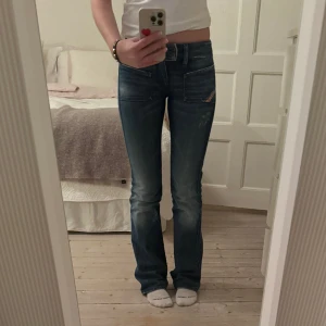 Diesel Jeans  - Säljer nu mina supersnygga diesel jeans. De har måtten 25/34 och passar mig som är 168 perfekt. Modellen heter HUSH DS och är low waist, med coola fickor fram, samt två knappar. Jeansen är ungefär 5 månader. Säljer pga de börjar bli lite för små.