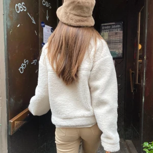 Pälsjacka - Säljer min favorit jacka, från nakd storlek 38. Sååå varm och gosig 🧸