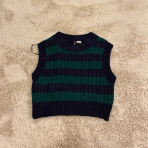 Stickad väst/topp💘 - Grön och svart/mörkblå stickad väst, använd ett fåtal gånger.