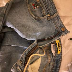 Snygga baggy jeans i storlek 32/32, har även tråd inne i linningen som man kan ”tajta midjan om man vill. Ljusblåa utan hål och med två loggor (en fram en bak). Gjort dem lite längre i slutet och sprätt sömmen vid fötterna, annars är de som nya🙌
