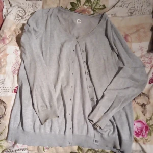 Grå cardigan - Jätte fin grå cardigan. Matxhar till typ allt. Skön att ha🤍🤍
