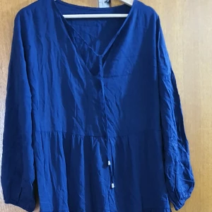 Klänning  - Klänning, marinblå, storlek m, i perfekt skick. 