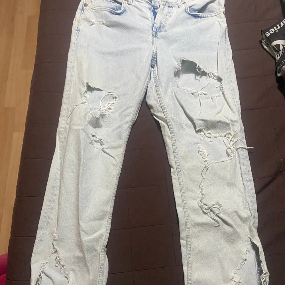 Väldigt fina rippade jeans i väldigt ny skick! Använda endast 2 gånger!. Jeans & Byxor.