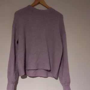 Lila stickad tröja - Säljer en jätte mysig o skön stickad tröja som är köpt från shein. Jätte fin o perfekt nu till hösten💜💜