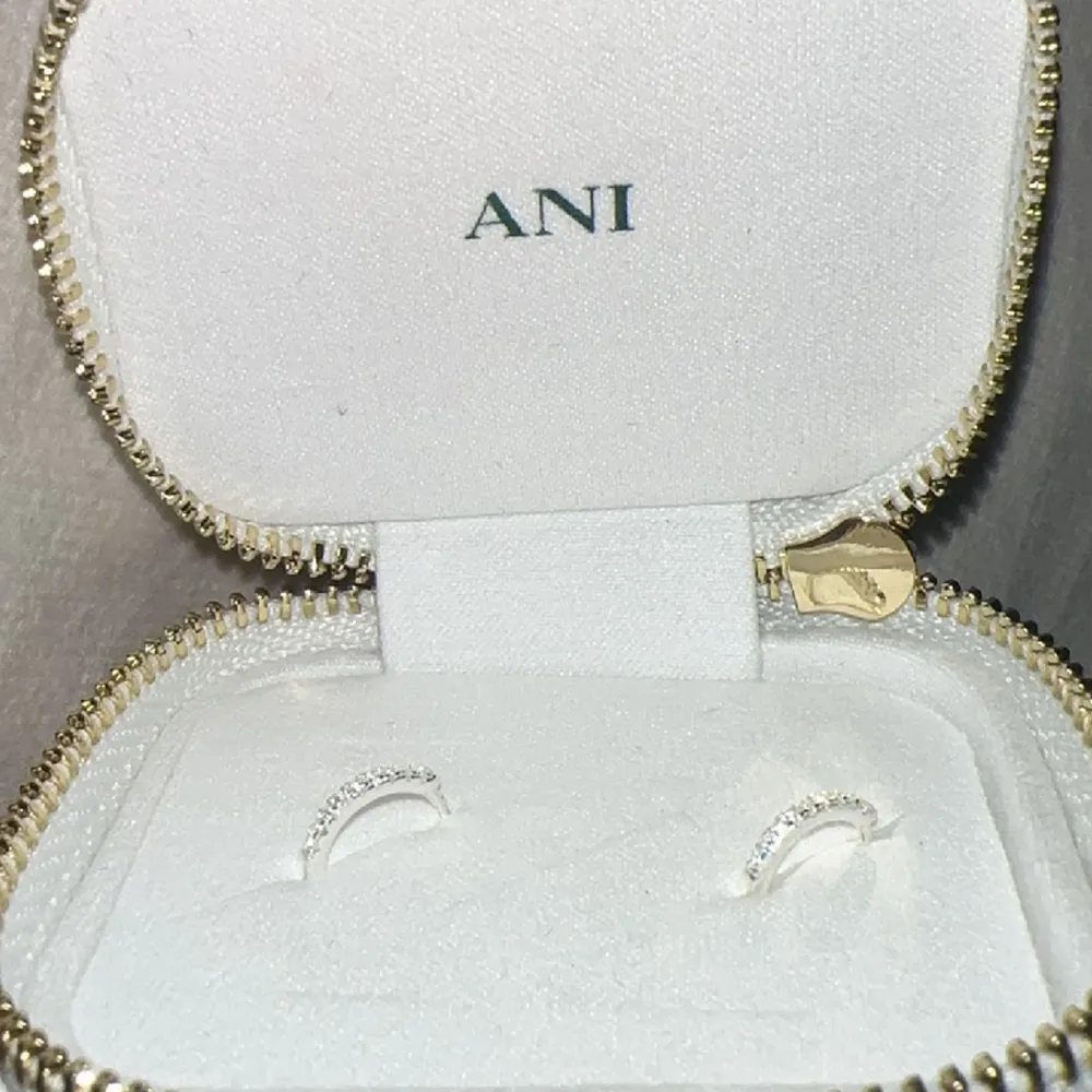 Ett par så fina silver örhängen från ANI. Köpte fel och säljer de för lie billigare här. Super fina och trendiga! . Accessoarer.