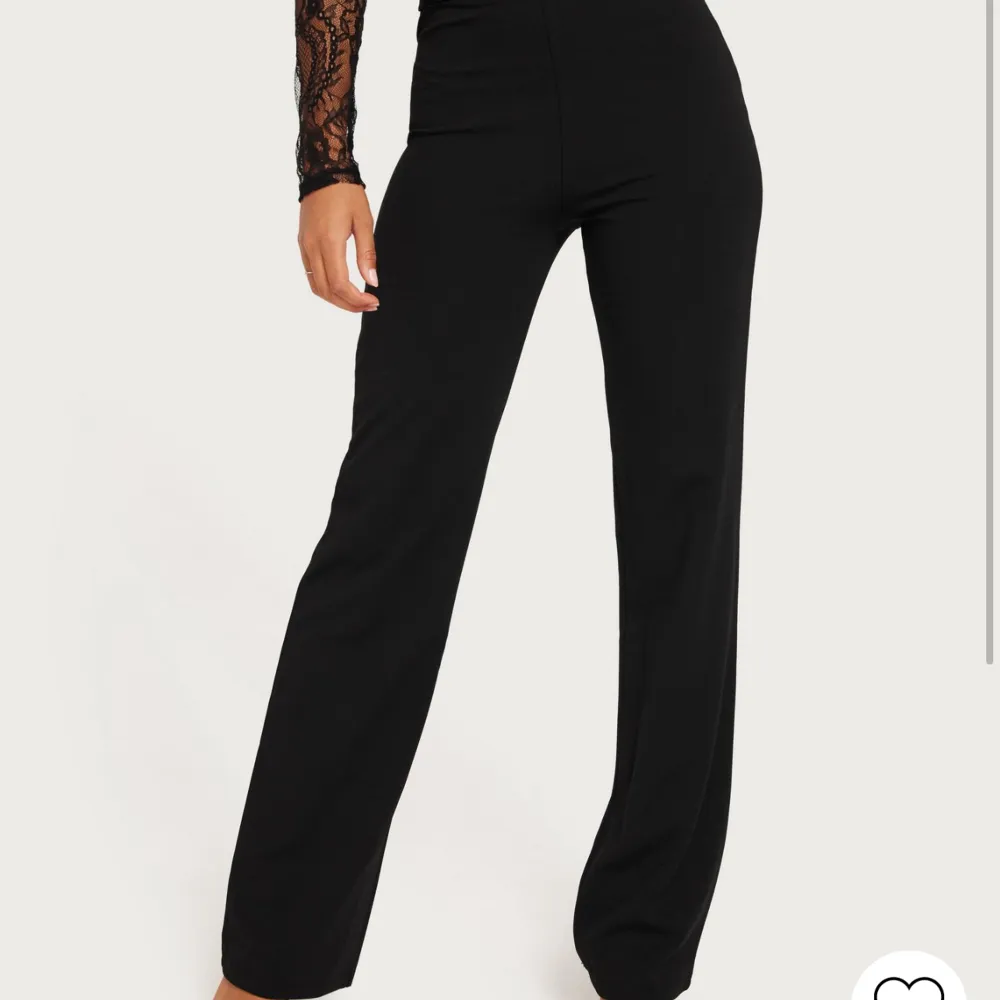 Säljer dessa kostymbyxor från Nelly! Skönt material utan några fickor eller detaljer utan endast långa och raka, passar perfekt för mig som är 175cm🖤. Jeans & Byxor.